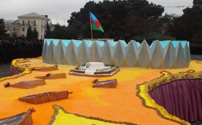 Prezident İlham Əliyevin ad gününə hazırlanmış 51 metrlik tortun fotosu