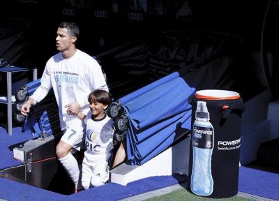 Ronaldo meydana jurnalistin badalaq vurduğu suriyalı uşaqla çıxdı