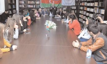 Dillər Universitetində “Bayraq Günü”