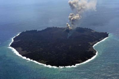 Nişinoşima adası böyüməkdə davam edir