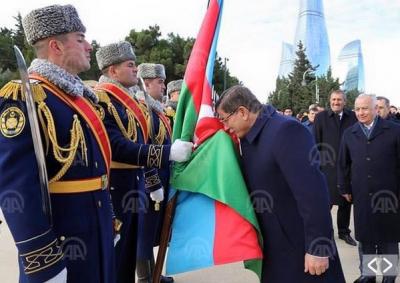Davudoğlu Azərbaycan bayrağını öpdü