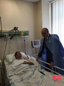 Səlim Müslümov neft yatağındakı qəzada xəsarət alanlara baş çəkib