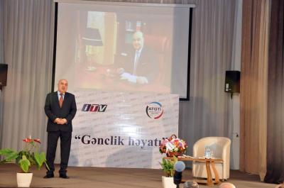 Çingiz Abdullayev Dillər Universitetində tələbələrlə görüşdü