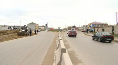 Hökməli dairəsi-Müşviqabad qəsəbəsi yolu boyunca piyada səkiləri tikilir