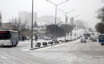 Güclü qar və çovğun Bakıda nəqliyyatın işinə təsir etməyib