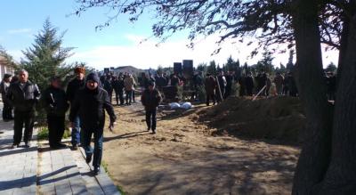Türkmənistanda tapılan neftçilər dəfn olundu