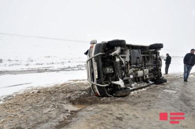 Bakı-Qazax magistralında mikroavtobus aşdı