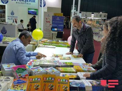 İstanbul yarmarkasında azərbaycanlı yazar kitabını imzaladı