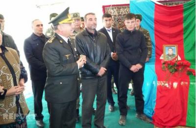 Şəhid əsgərin medalı qardaşına təqdim olundu