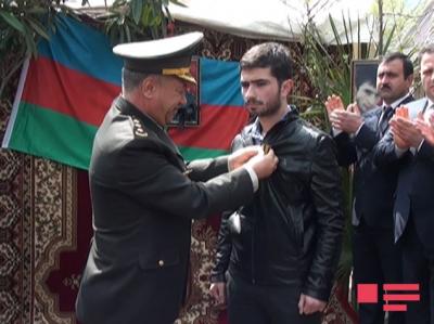 Şəhid zabitin medalı qardaşına təqdim olundu