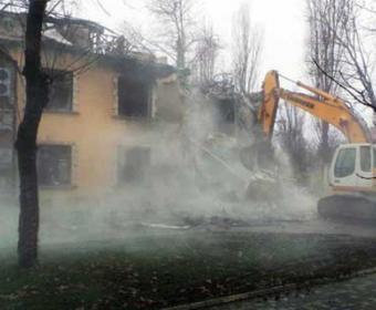 İsmayıllıda yandırılan otel sökülür
