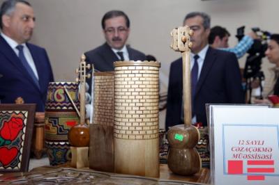 Cəzaçəkmə müəssisəsində məhkumların əl işlərindən ibarət sərgi