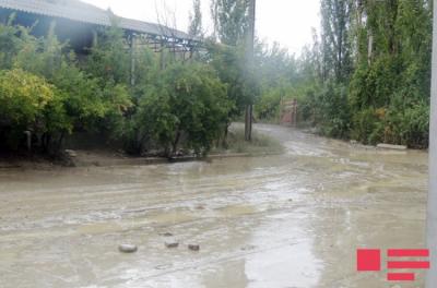 Güclü sel nəticəsində Qusarda yol bağlanıb