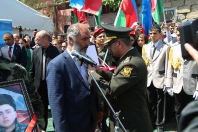 Şəhidin medalı atasına təqdim olundu