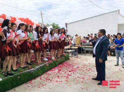 Gürcüstanda orta məktəblərdə son zəng