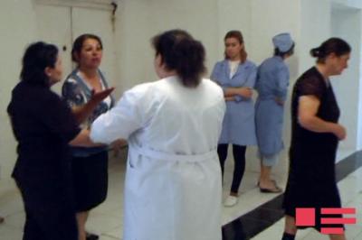 Ölən körpələrin yaxınları həkimləri ittiham edir