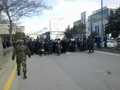 Bakıda məcburi köçkünlər yolu bağlayıblar (FOTO)