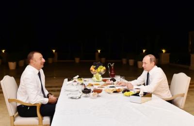 Prezident Putini evinə çay süfrəsinə dəvət edib