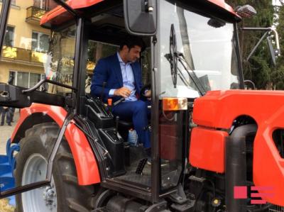 Prezident Gürcüstandakı soydaşlarımıza 8 traktor hədiyyə etdi