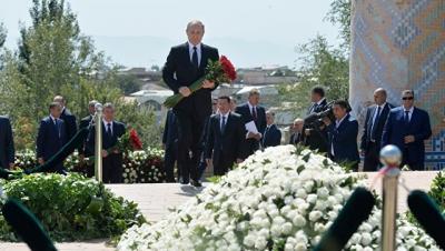 Putin İslam Kərimovun məzarını ziyarət etdi