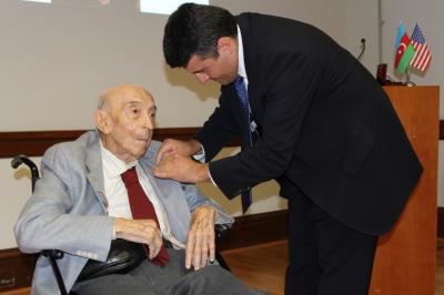 Lütfi Zadəyə Azərbaycan medalı təqdim olundu