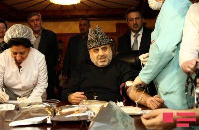 Allahşükür Paşazadə, Kamal Abdulla və digər rəsmi şəxslər qan veriblər