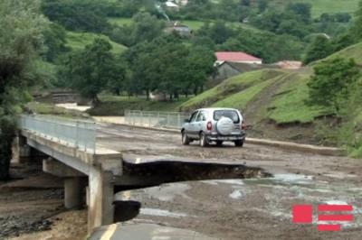 Lerikdə uçqun baş verən yol təmizlənir