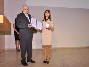 Nərgiz Paşayevaya Qızıl orden təqdim edilib (Foto)