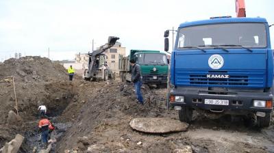 “Böyük Şor" yol qovşağının yaxınlığında yeni yağış-kanalizasiya xətti çəkilir