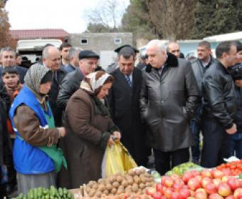 Nazirimiz bazarda (FOTO)