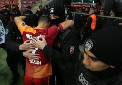 "Qalatasaray"lı futbolçu qol vurub polisləri qucaqladı - Video