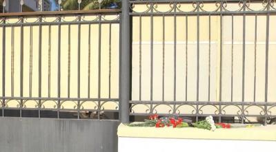 Vətəndaşlar Rusiyanın Azərbaycandakı səfirliyi önünə güllər düzüblər