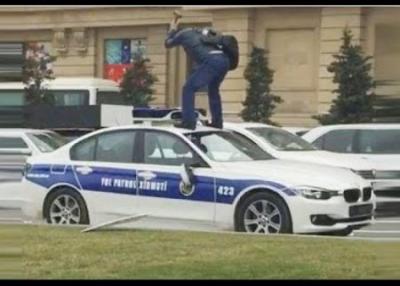 Polis avtomobilini çəkiclə əzən şəxs məhkəmədə ifadə verdi
