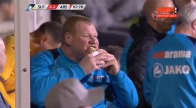 Qapıçı “Arsenal”la oyunda hamburger yedi - Video
