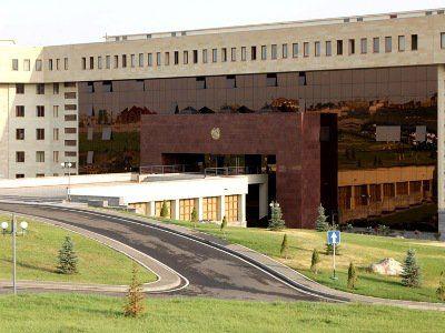 Ermənistan Müdafiə Nazirliyinin binasına hücum oldu