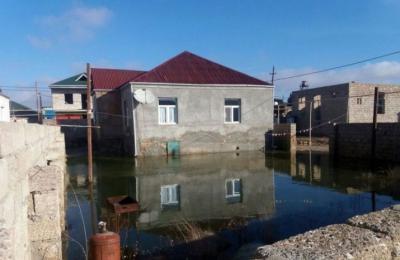 Bakıda evləri su basdı