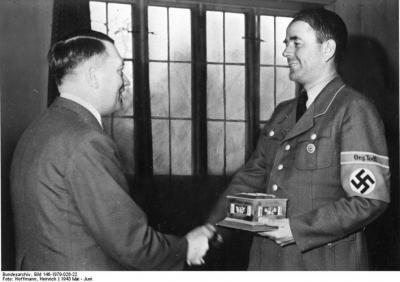 Hitlerin nazirinə məxsus silahı qanunsuz ələ keçirən şəxsə cəza istəndi