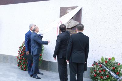 Binəqədidə Alı Mustafayevin barelyefi açıldı