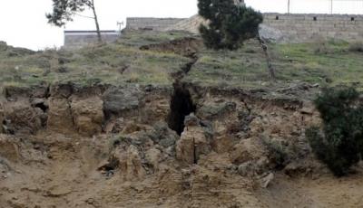 Şamaxıda torpaq sürüşməsi: 2 evin divarı uçdu