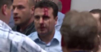 Makedoniyada etirazçılar parlamentə basqın edərək müxalifət liderini döydülər