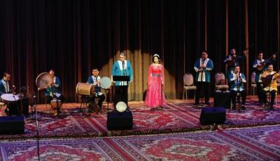 Çingiz Mehdipur, “Dalğa” aşıqlar qrupunun konsert afişası və Türkmən qalstuku