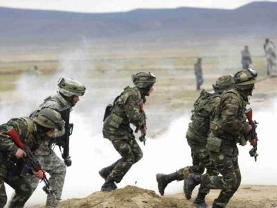 Təlimlərdə qoşunlar döyüş tapşırıqlarını icra edir