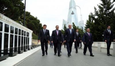 XİN əməkdaşları Heydər Əliyevin məzarını və Şəhidlər xiyabanını ziyarət etdilər