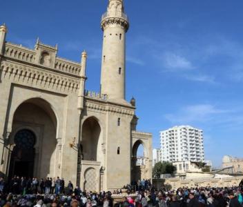 Əlində qılınc və dini bayraq Təzəpir məscidinə girmək istəyən şəxslər saxlanıldı