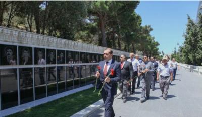 ANAMA kollektivi Fəxri xiyaban və Şəhidlər xiyabanını ziyarət etdi