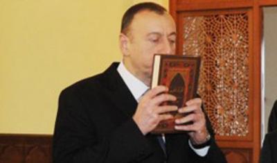 İlham Əliyevə Quran hədiyyə edildi