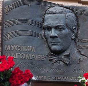 Moskvada Müslüm Maqomayevin xatirə lövhəsi açıldı