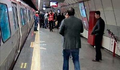 Metroda qatar gözləyən sərnişinlərə qeyri-adi xəbərdarlıq