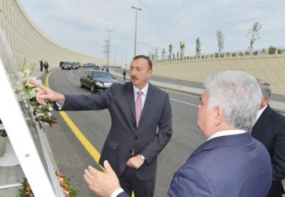 Prezident yeni açılan yolda maşın sürdü (Video)