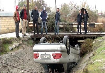 İsmayıllıda körpü uçdu, avtomobil su arxına düşdü